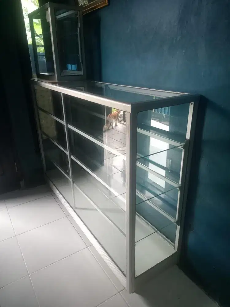 Etalase alumunium kaca 150cm bekas kondisi terawat