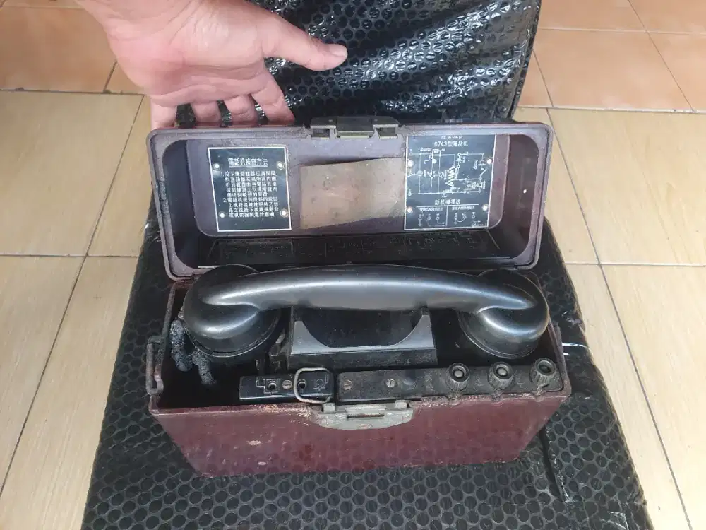 Telepon lapangan militer TAI43-P Uni Soviet antik dalam kotak Bakelit