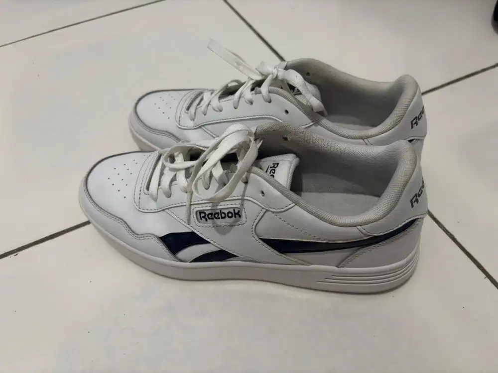 Sepatu Rebooke Court Advance