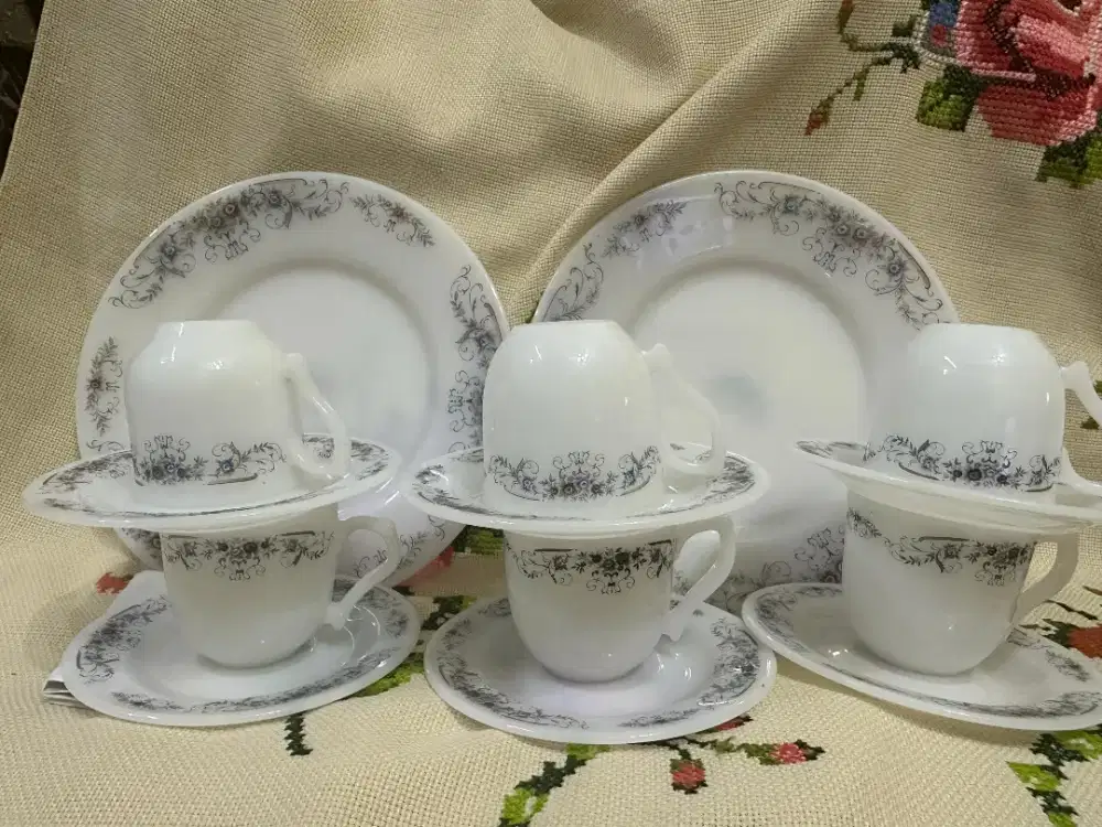 Set cangkir dan piring Ideal motif klasik 14 pcs (Microwave safe)