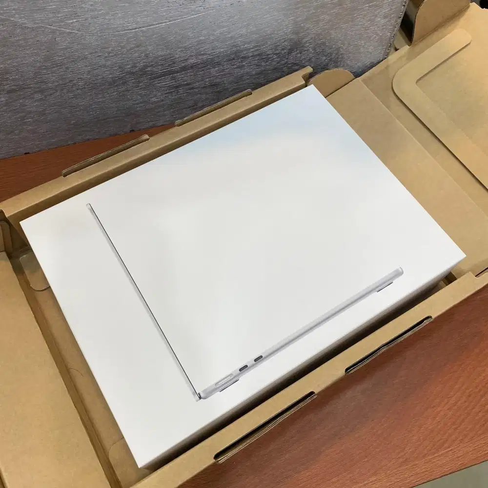 BNIB MacBook Air M3 13 inch 2023 16/512GB Silver Garansi iBox 1 Tahun