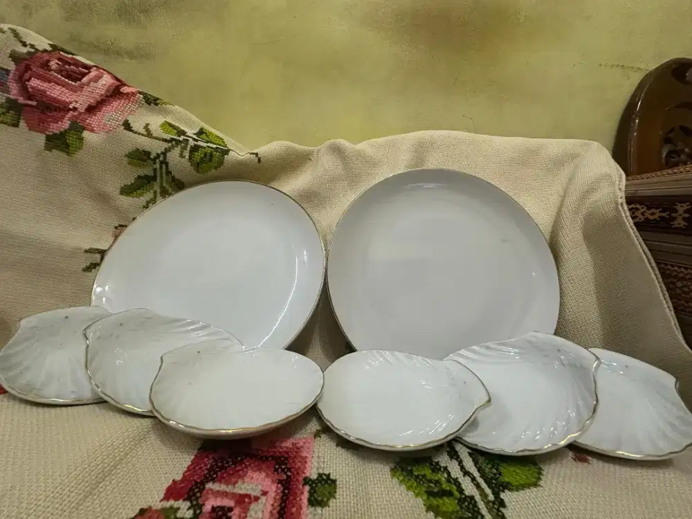 Set Piring Putih List Emas & Piring Kue Bentuk Kerang (8 Pcs)