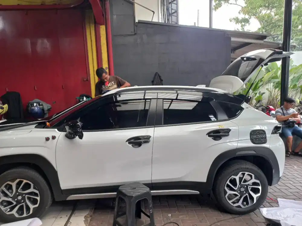 Jasa pasang sticker motor mobil