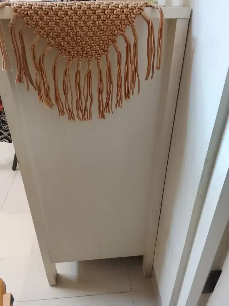 Jual lemari hias dan kursi second