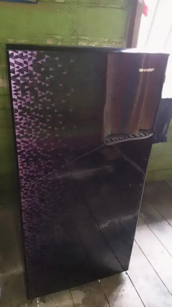 Dijual kulkas 1pintu Sharp kirei,no minus.