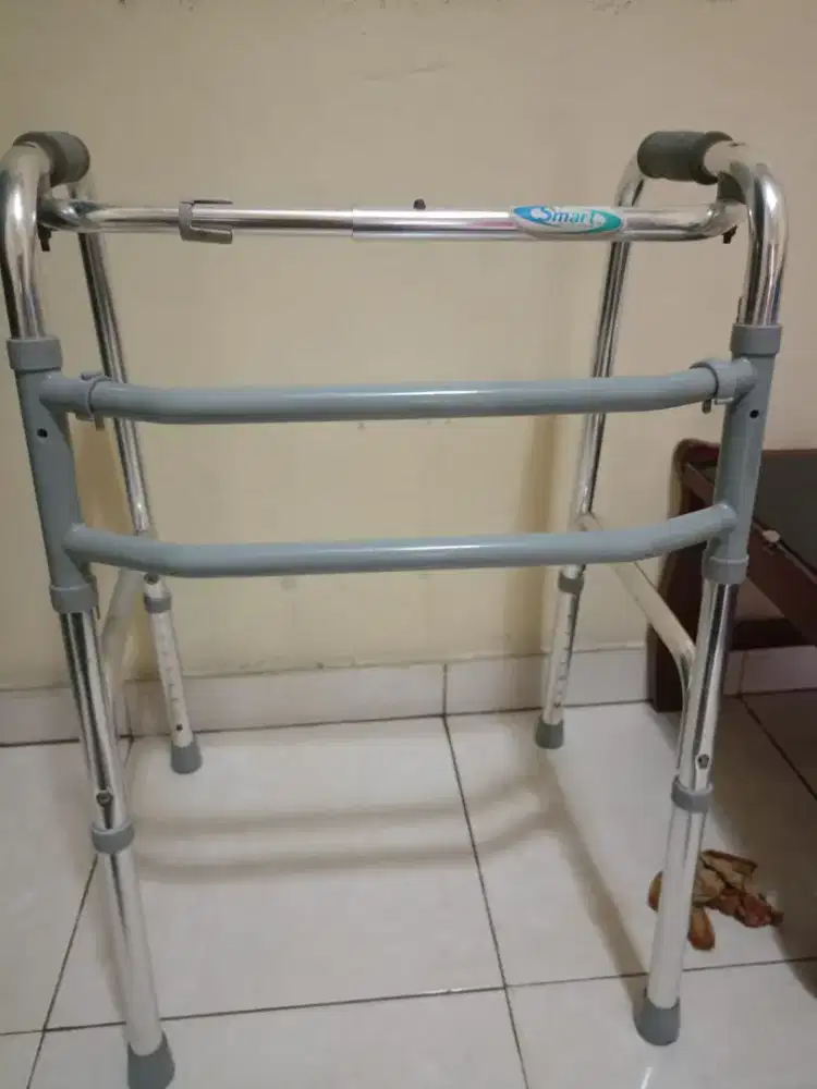 Walker ( alat bantu jalan lansia)