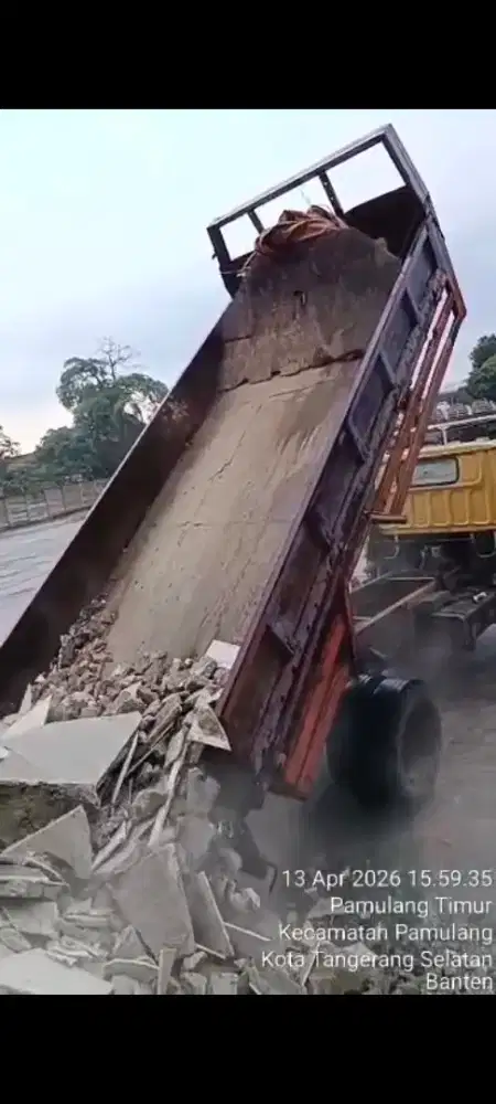 Jasa buang puing tanah