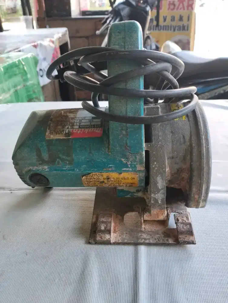 Mesin potong keramik MAKITA