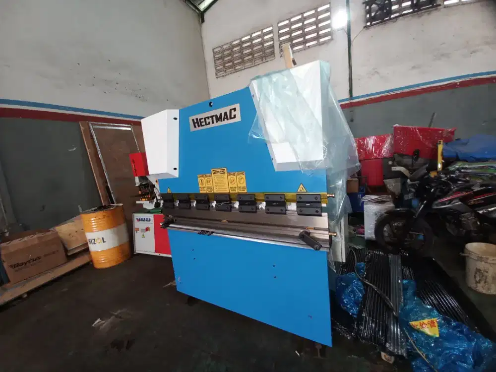 Mesin bending/press brake/mesin tekuk plat