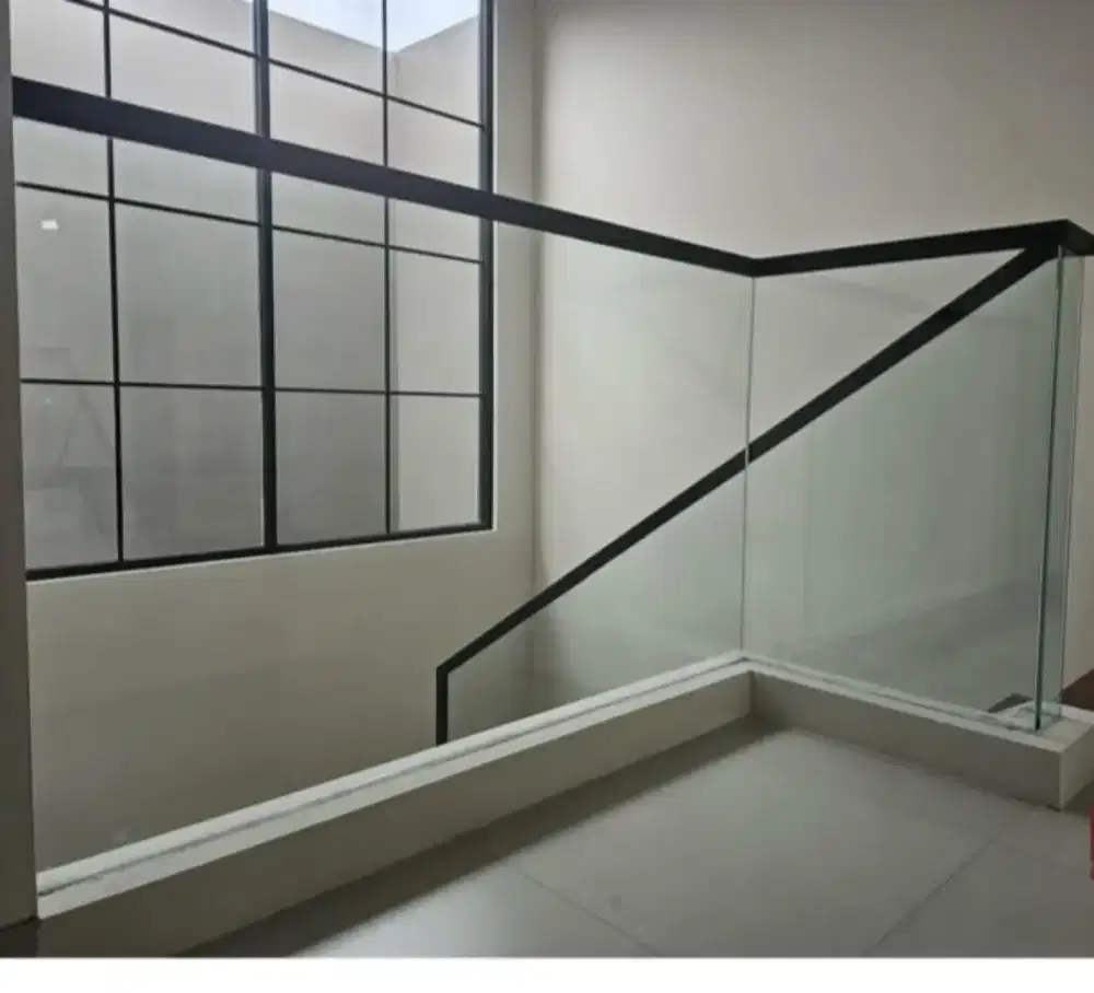 Reling tangga stanlis kaca