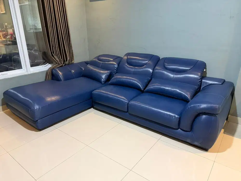 Sofa kulit model theater