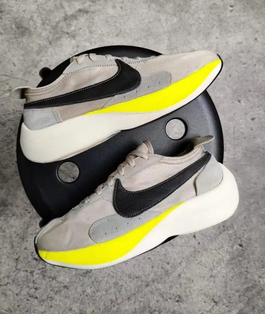 Nike moon racer string