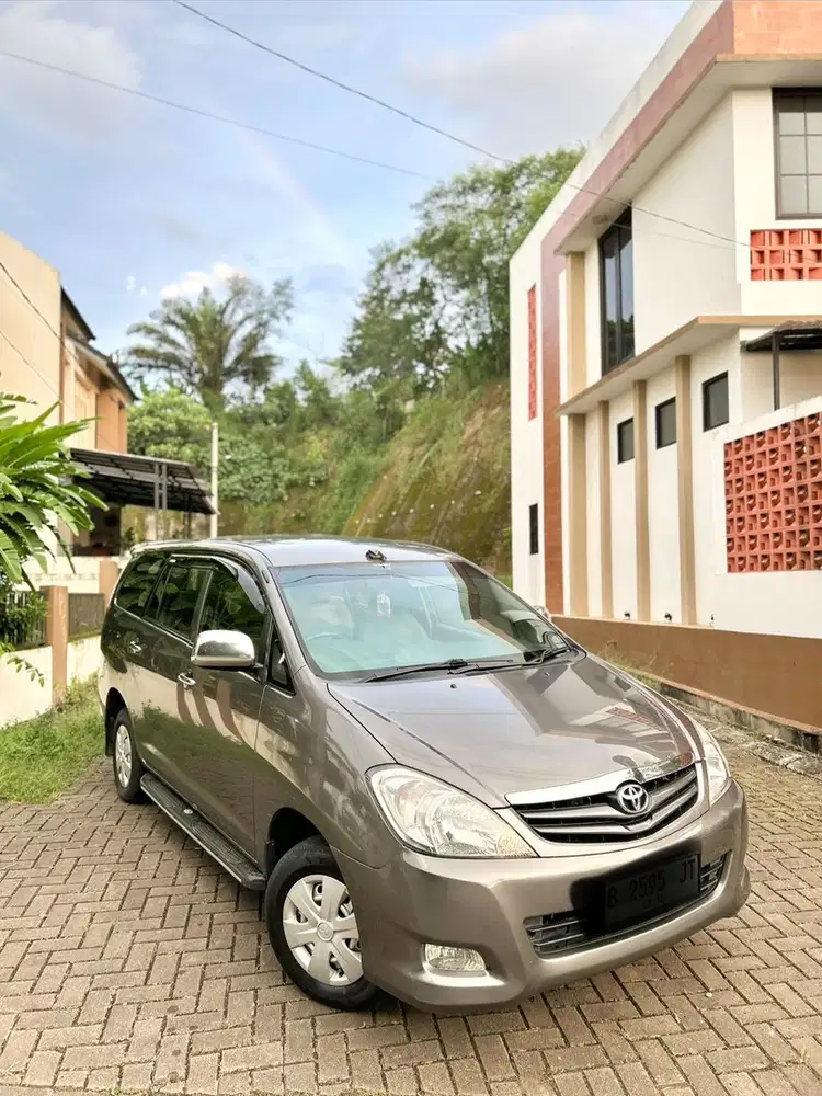 Toyota Kijang Innova 2011 Bensin