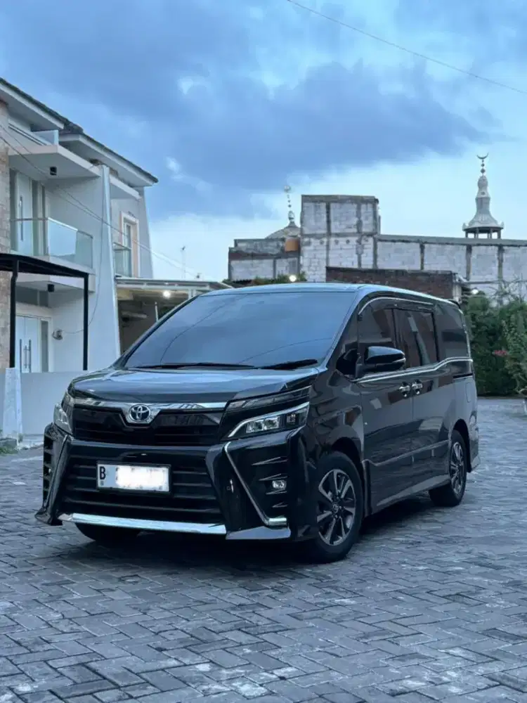 Toyota Voxy 2.0 At 2018 Hitam