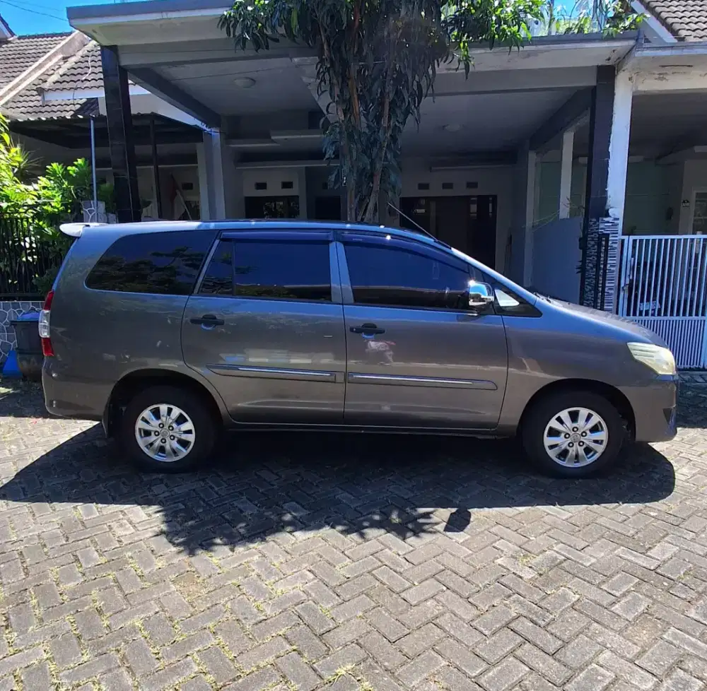 Toyota Innova 2,.0 E Bensin MT 2011 Abu-abu