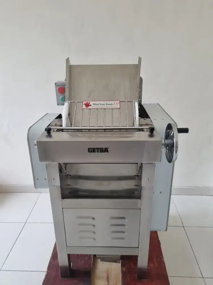 Dough Sheeter YQ-Y130 – Kondisi Like New, Belum 1 Tahun, Siap Pakai