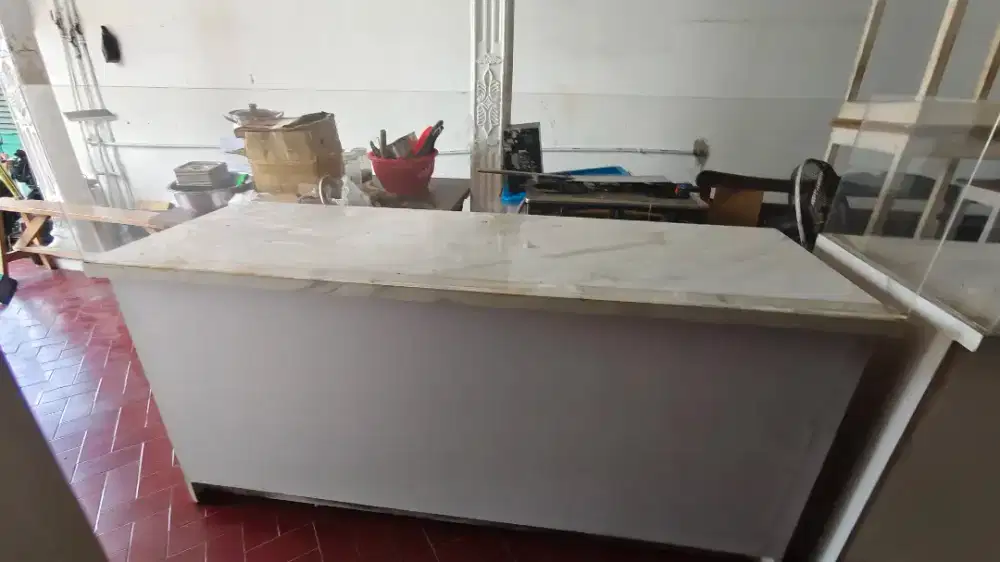 Meja dilengkapi etalase Kaca