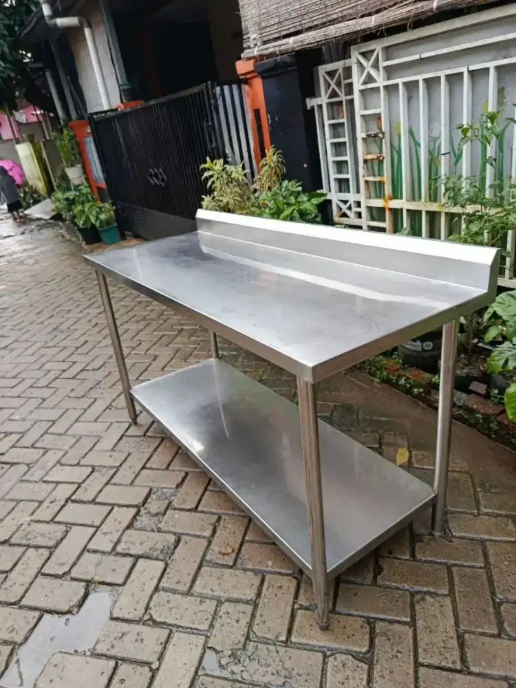 Meja stainles backsplash