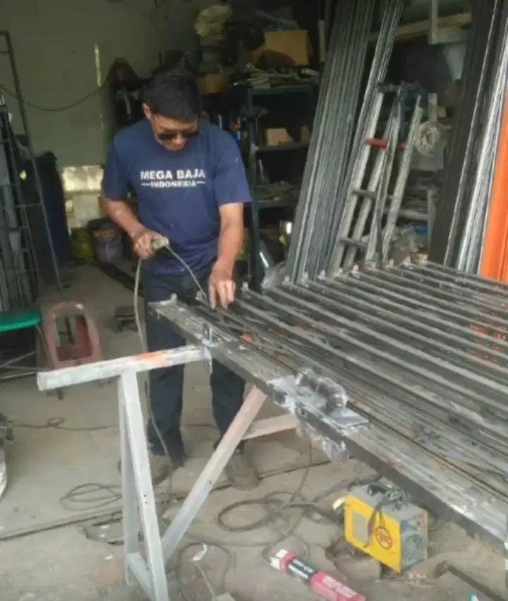 Menerima jasa perbaikan atau servis pitu polinggat ,dan roling door