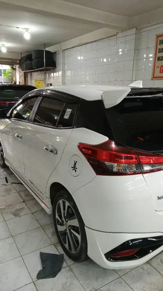 Kaca film mobil panggilan