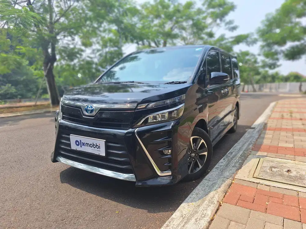 DP 1 JUTA Toyota Voxy 2.0 Bensin-AT 2019 Hitam CBICB
