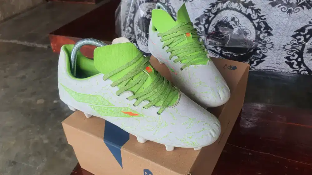 Dapatkan SEPATU BOLA MILS ukuran 40 Lap Rumput