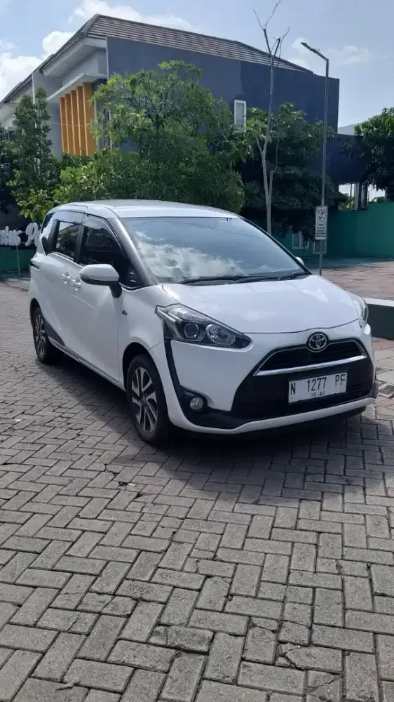 TOYOTA SIENTA V AT 2017