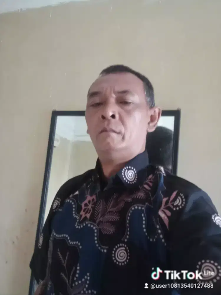 Sy butuh kerjaan supir pribadi.siap tinggal di dalam.. umur 50 tahun..