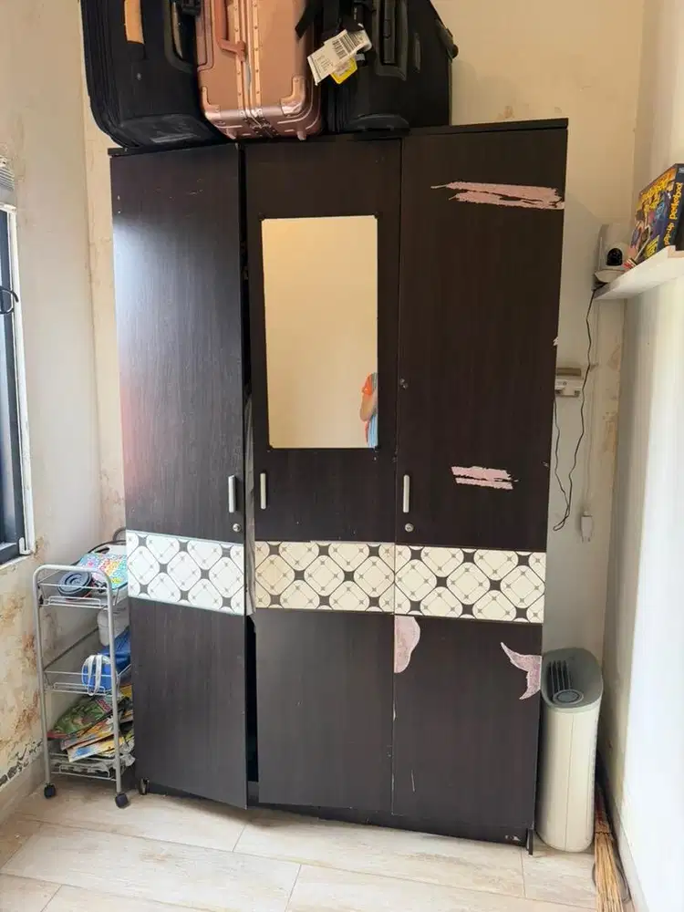 Lemari 3 pintu warna hitam