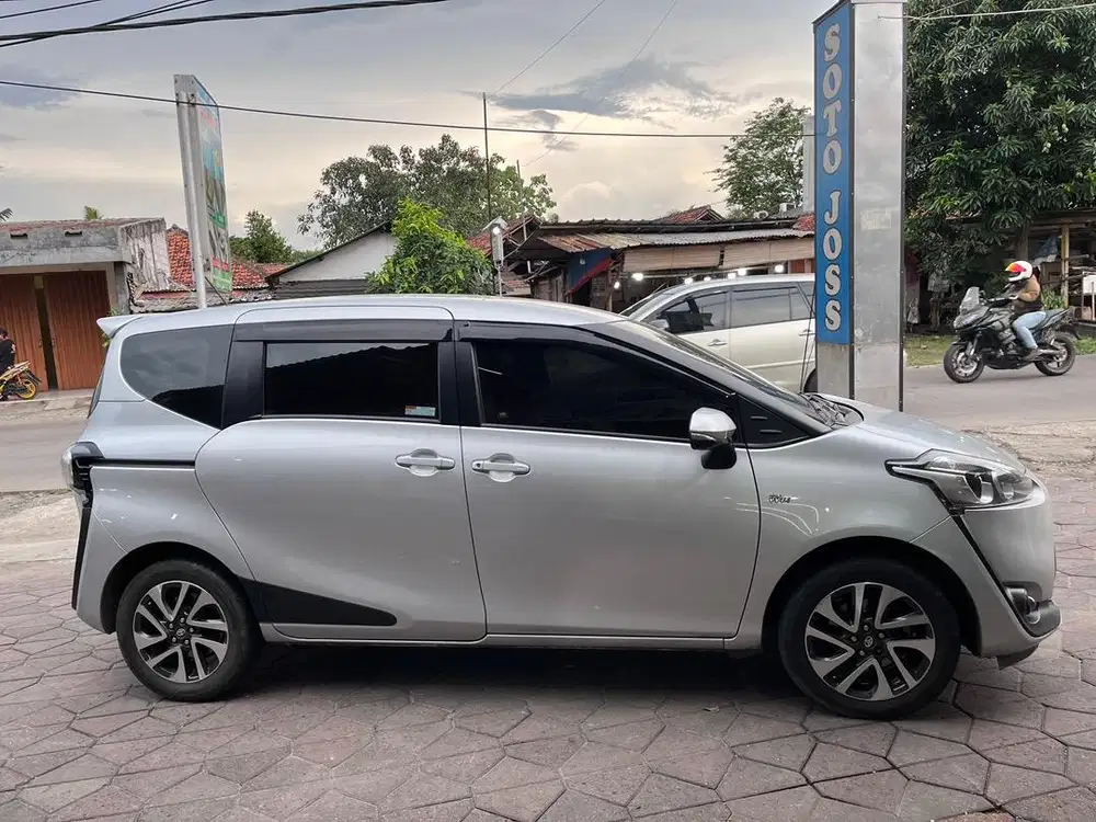 Toyota sienta 2016 silver
