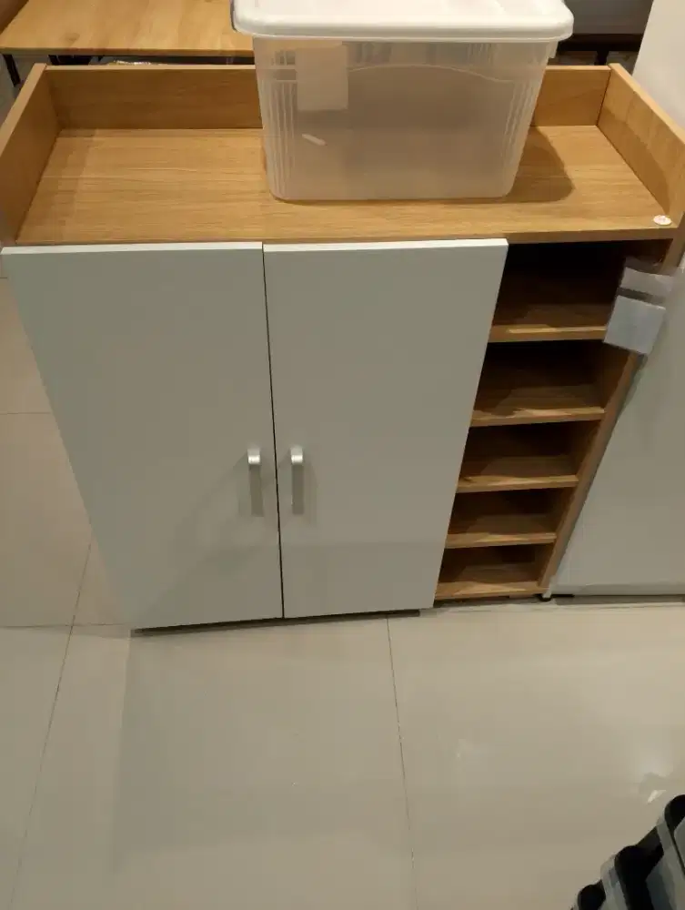 LEMARI SEPATU ESTETIK