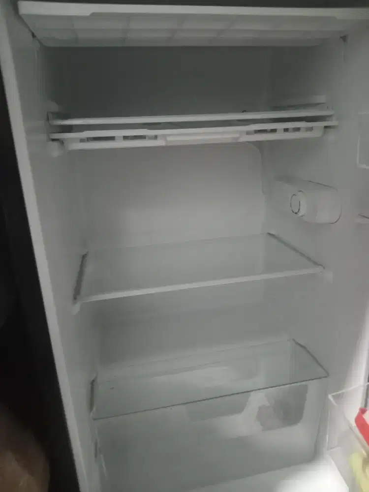 Dijual kulkas bekas merk hisense