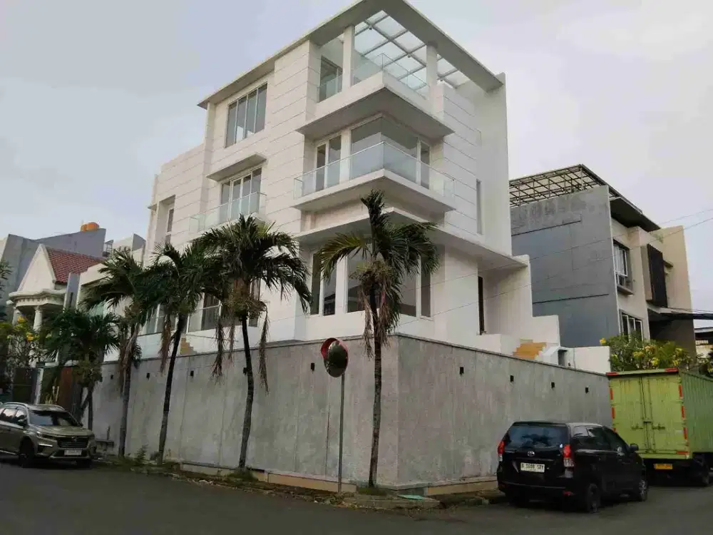 Rumah Mewah 4 Lantai Ready Lift cocok untuk hunian / kantor.