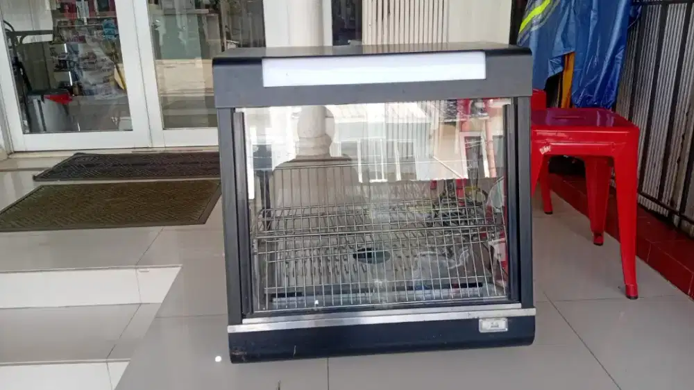 Etalase makanan merek Fomac dengan pemanas