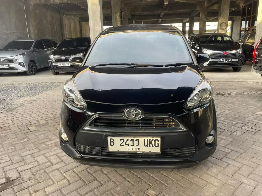 SIENTA V 2018 AT HITAM