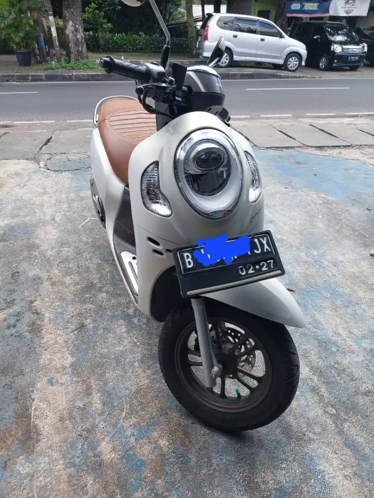 Scoopy putih 2022