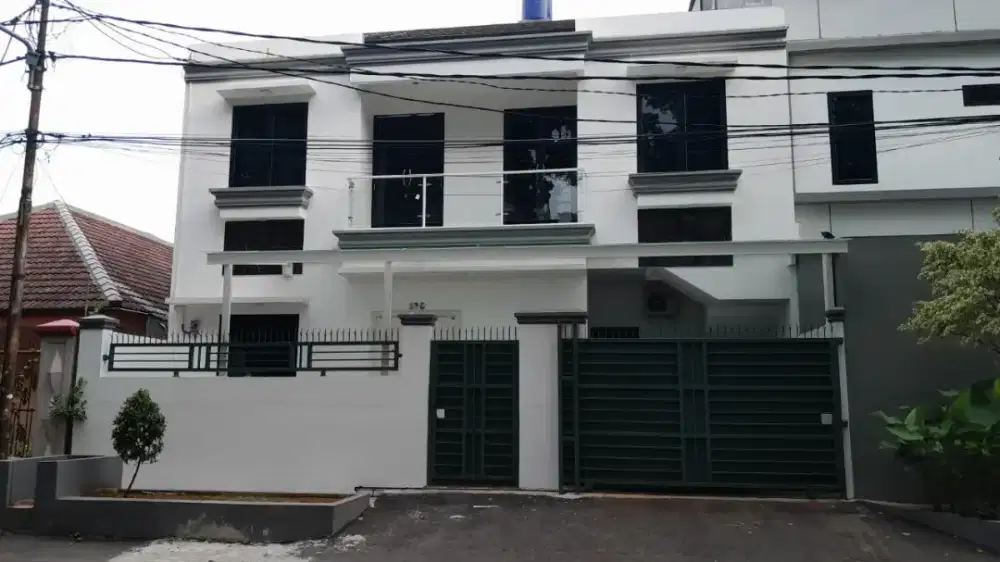 DI JUAL RUMAH MEWAH 2 LANTAI LOKASI DEKAT RS ISLAM JAKARTA PUSAT