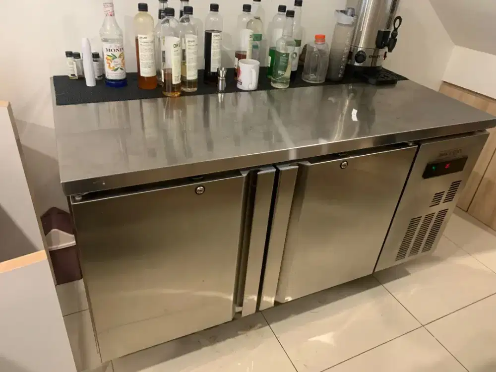 Chiller/kulkas terpakai cuma 7bln