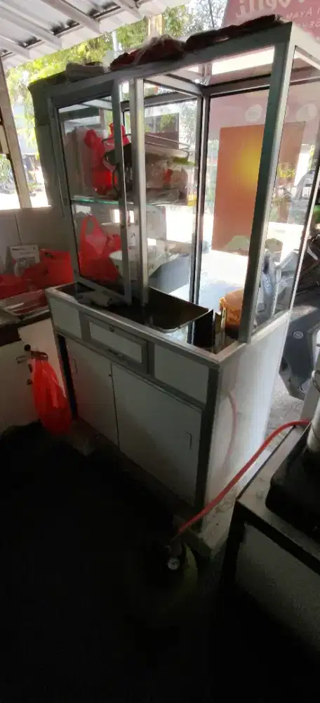 Etalase Kaca 90 cm – Kondisi Bagus, Siap Pakai untuk Usaha