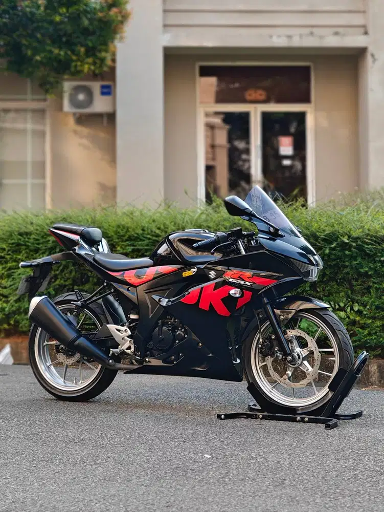 SUZUKI GSX 150R 2018 HITAM KM LOW PAJAK HIDUP LIKE NEW