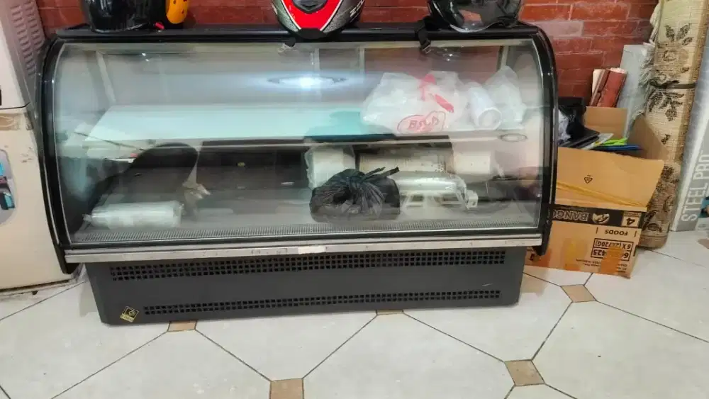 Show case dingin cocok utk cafe (coklat, puding, cake)