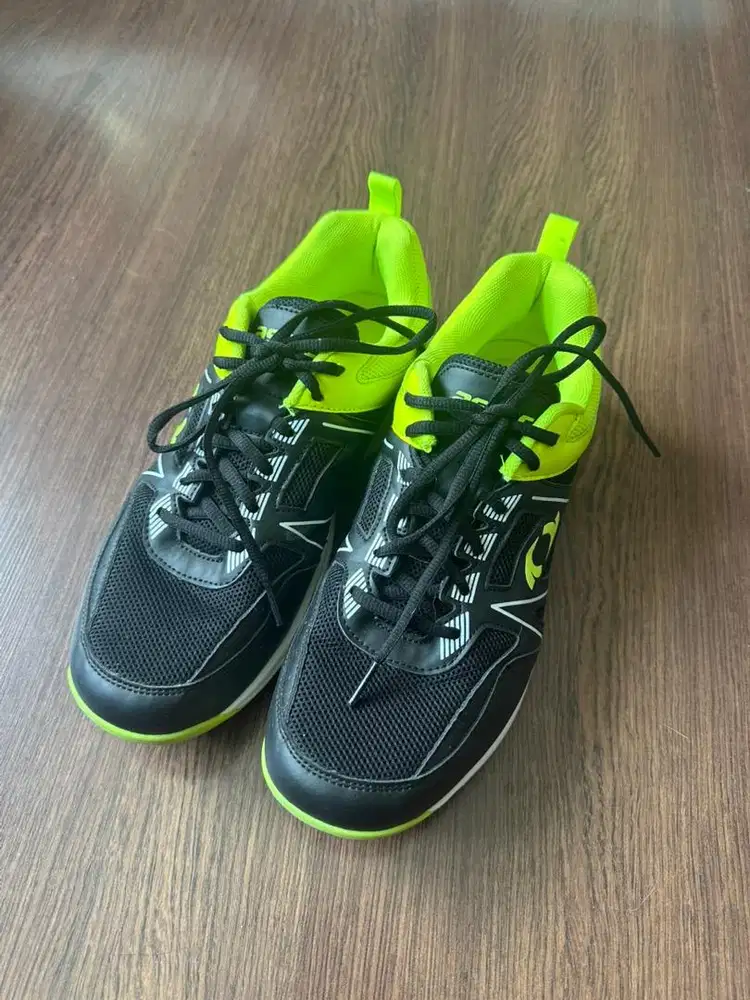 Sepatu badminton