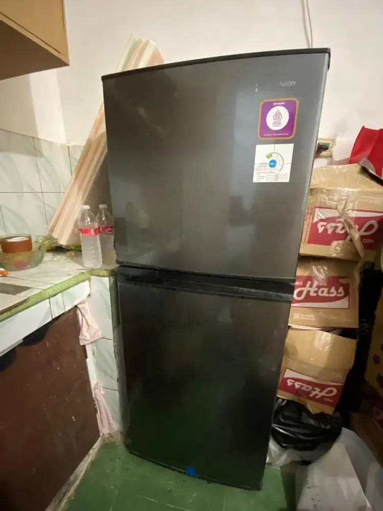 Kulkas 2 pintu Sharp 220liter tanpa bunga es