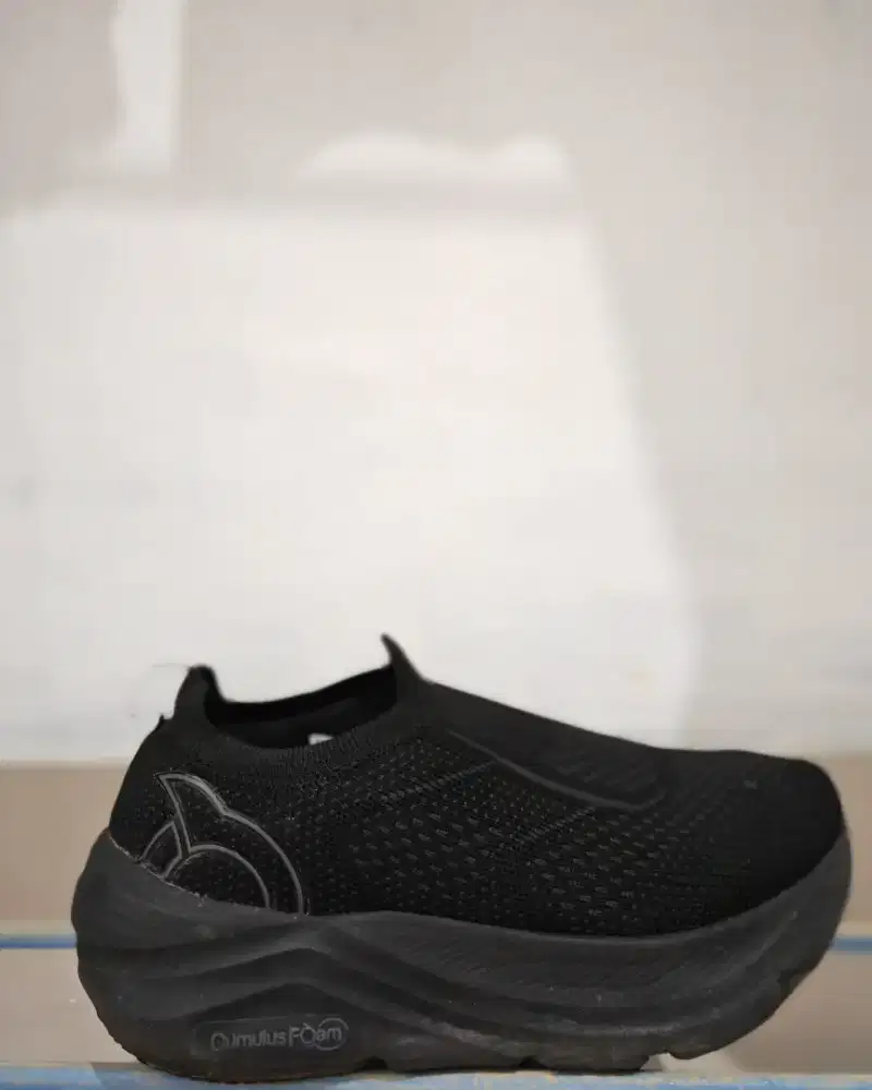 Sepatu slip on ortuseight full black size 40