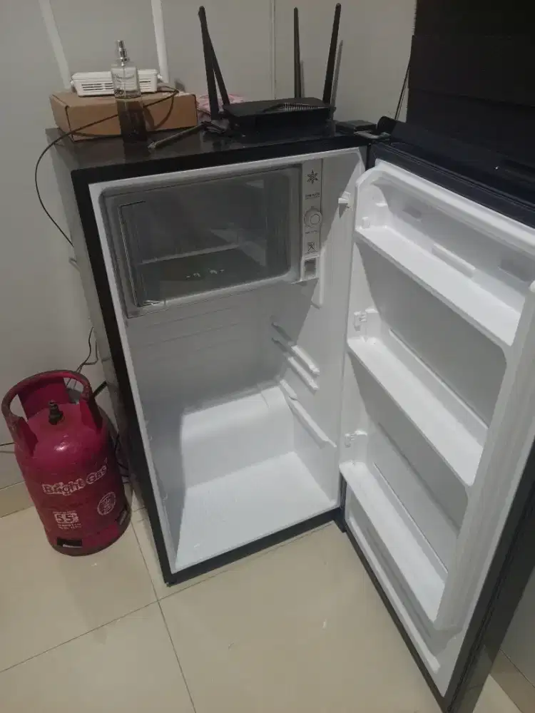 Di jual kulkas aQua