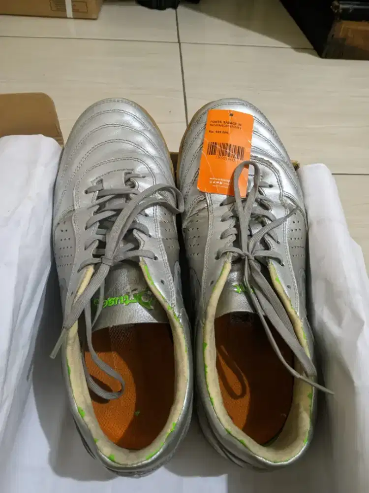 Sepatu futsal ortuseight