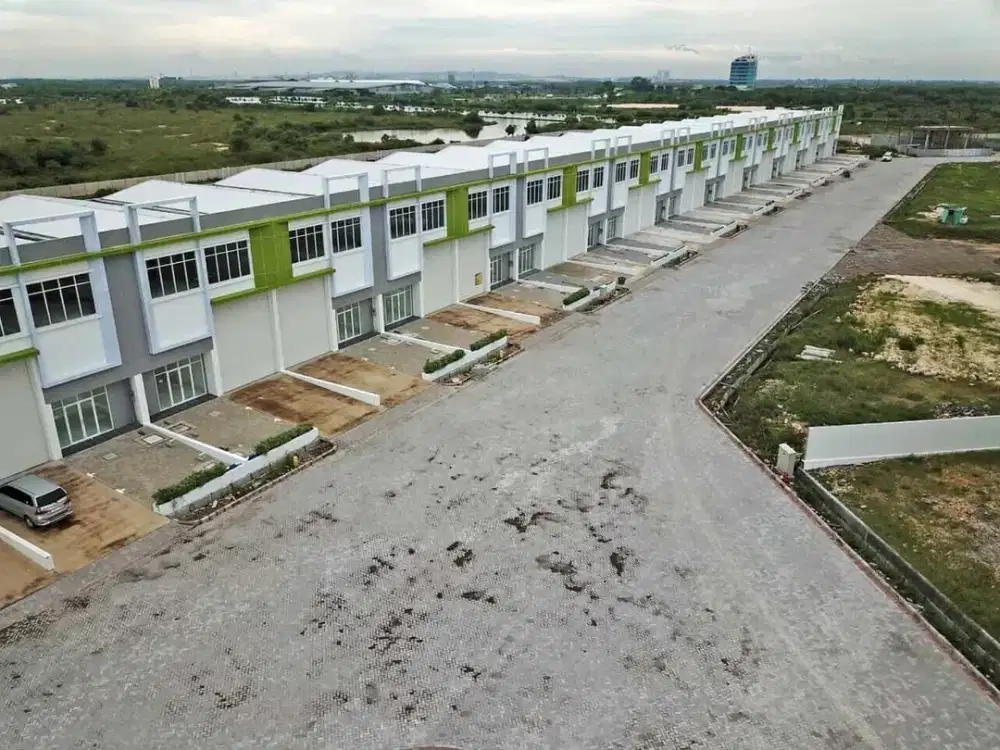 Gudang AKR Bizland dekat Akses Tol Krian-Legundi-Bunder-Manyar