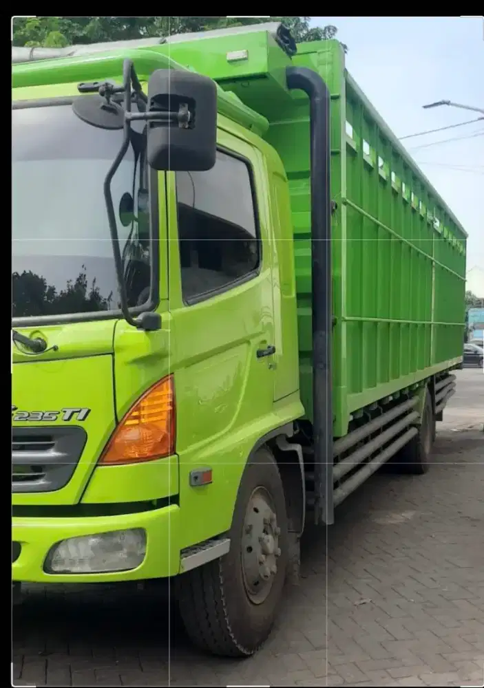 HINO LOHAN fG 235 ti 2010 mulus