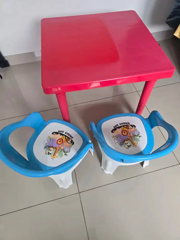 Meja dan kursi belajar anak