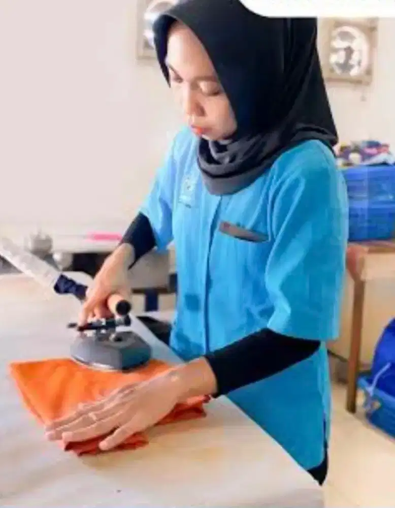 Karyawan laundry setrika